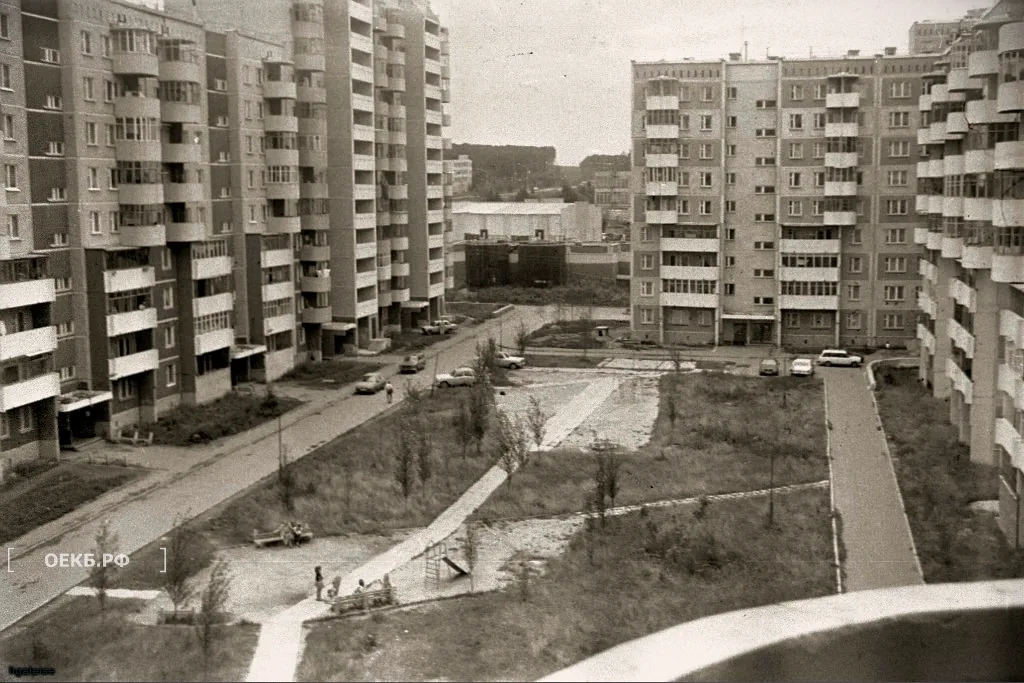 1995 - Ленинский - Двор по ул. Крестинского, 27 и 31 - ОЕКБ.РФ