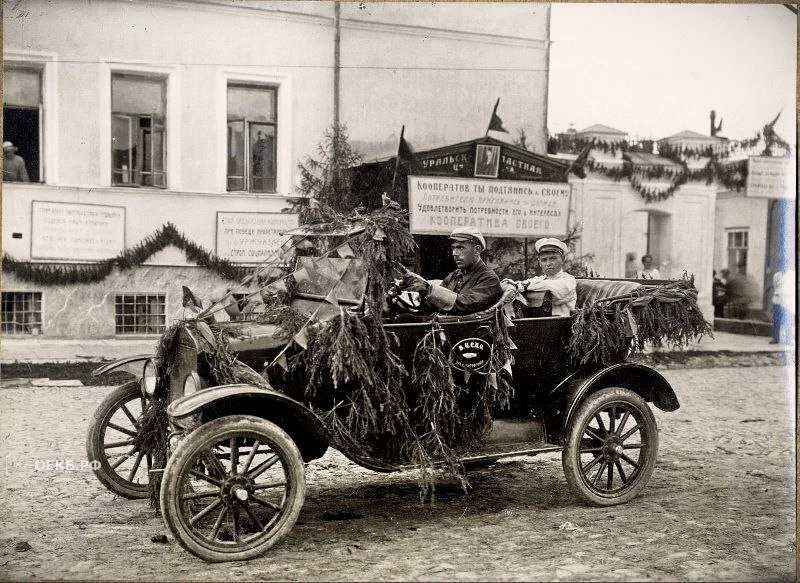 1929 - Октябрьский - Наум Свердлов в автомобиле возле здания Уралпотребсоюза - ОЕКБ.РФ