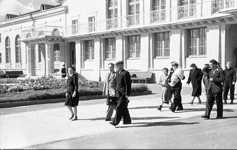 1954 - Чкаловский - Пассажиры идут к самолету в аэропорту Кольцово - ОЕКБ.РФ