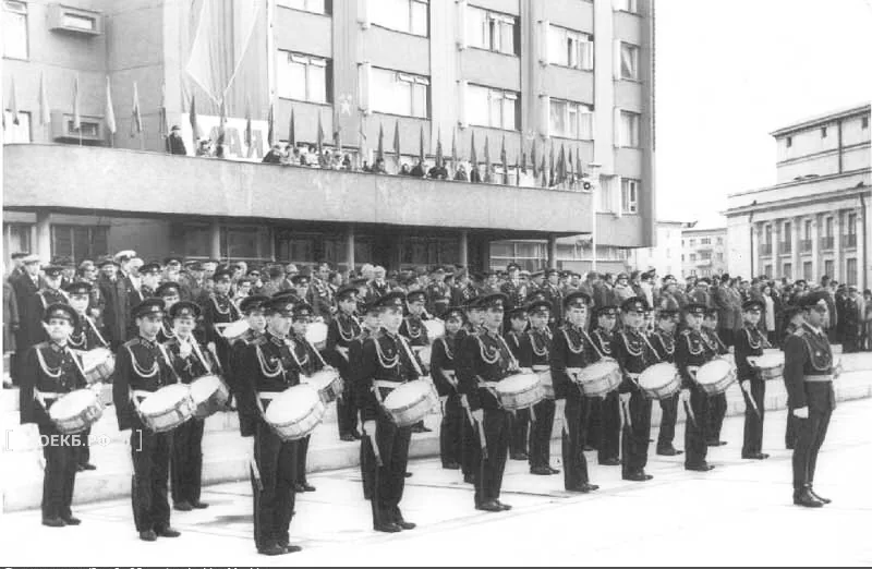 1974 - Октябрьский - Площадь Советской Армии. Суворовцы-барабанщики на параде - ОЕКБ.РФ