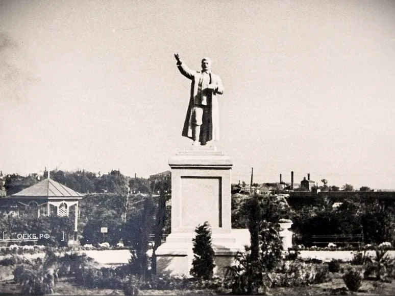1948 - Ленинский - Свердловск. 8 Марта, 37б. Дендропарк. Памятник Сталину - ОЕКБ.РФ