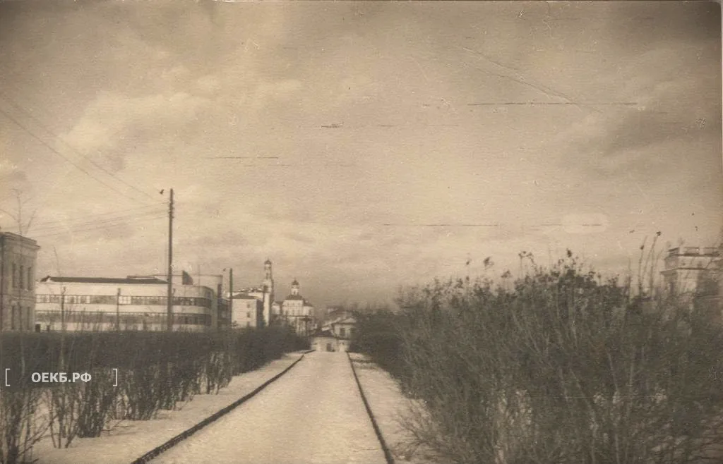1935 - Октябрьский - Свердловск. Аллея возле Оперного театра вдоль улицы Красноармейской - ОЕКБ.РФ