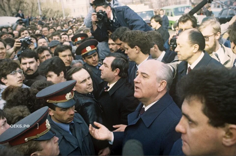 1990 - Октябрьский - Свердловск. Горбачёв на площади 1905 года - ОЕКБ.РФ