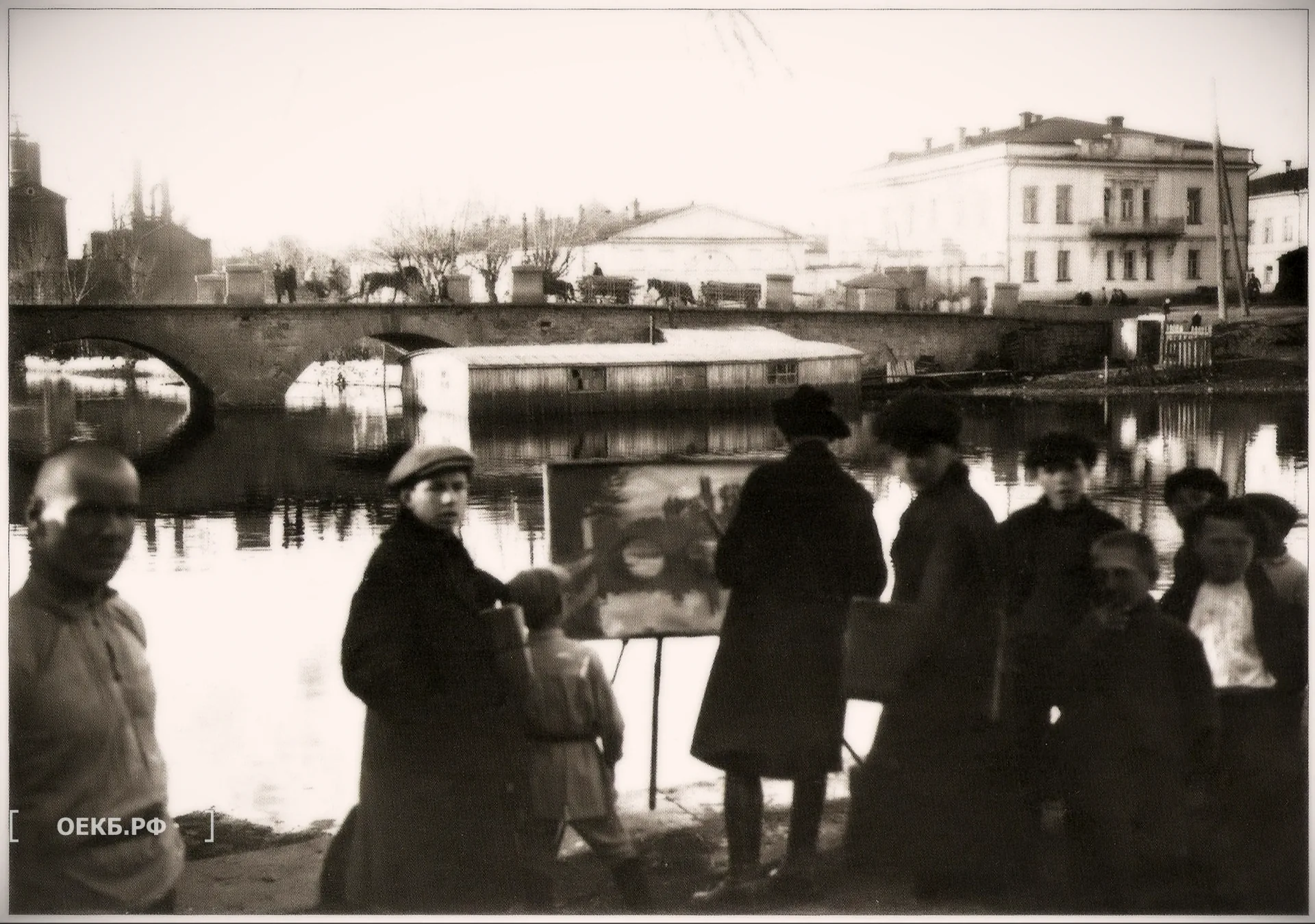 1925 - Ленинский - Свердловск. Художник Иван Слюсарев на пленэре. Улица Декабристов, Царский мост - ОЕКБ.РФ