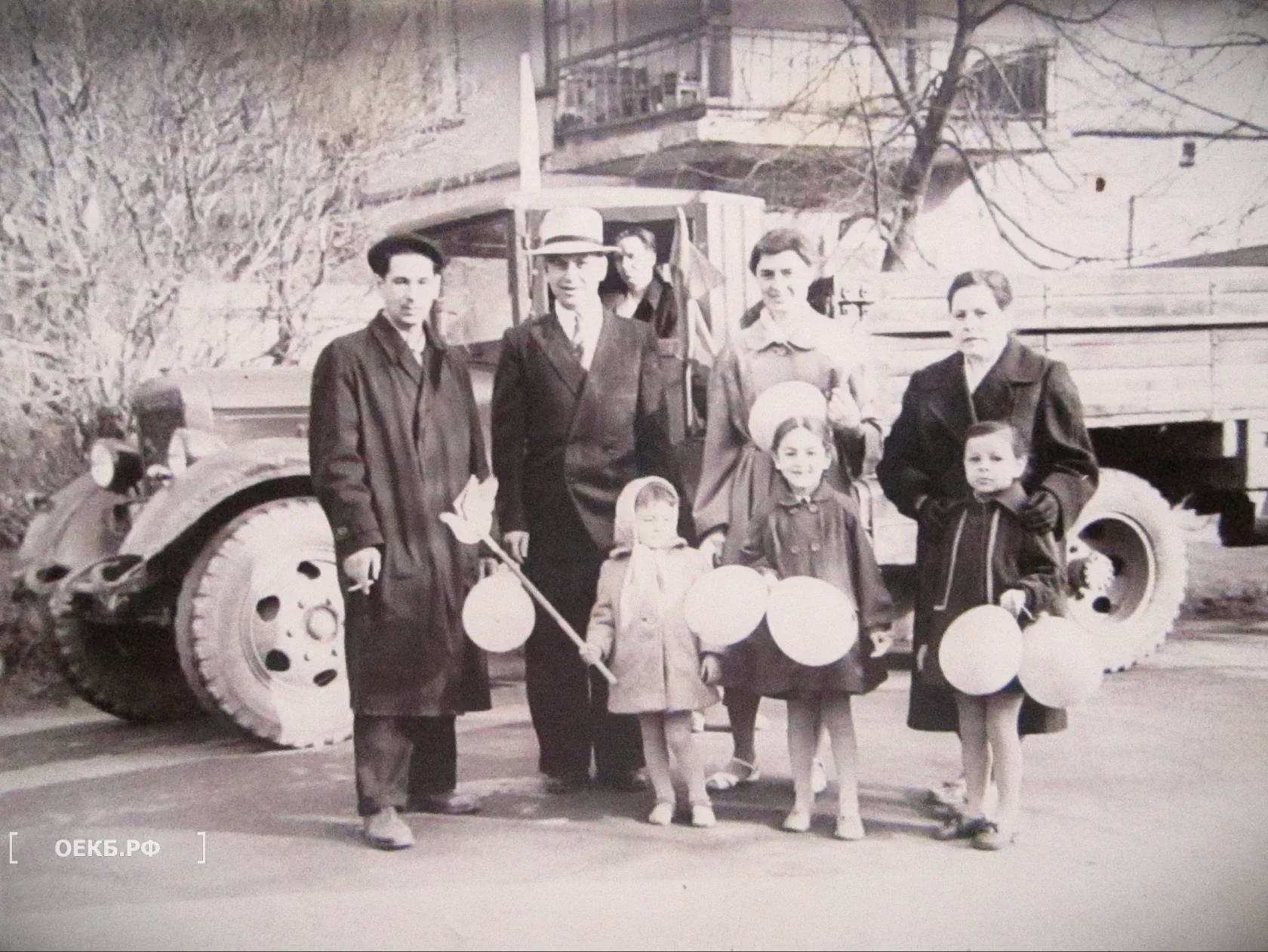 1961 - Кировский - Свердловск. На улице Ильича после первомайской демонстрации - ОЕКБ.РФ