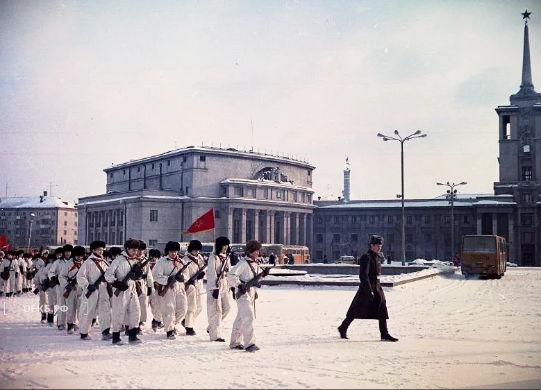 1982 - Владислав Занкович - Свердловск. Общее построение и смотр участников "Зарницы", на площади Советской армии - ОЕКБ.РФ