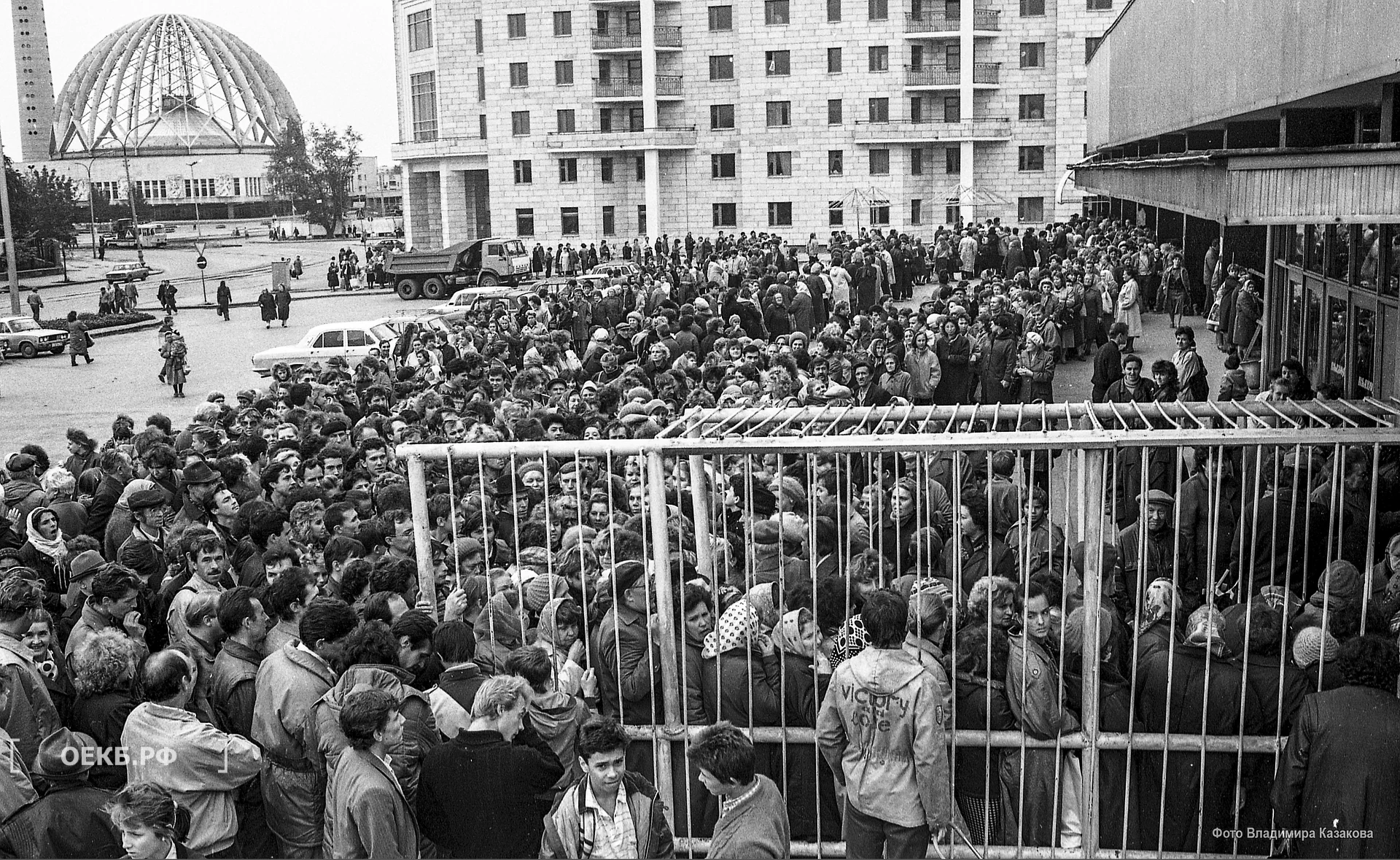 1987 - Ленинский - Свердловск. Очередь в универсам - ОЕКБ.РФ