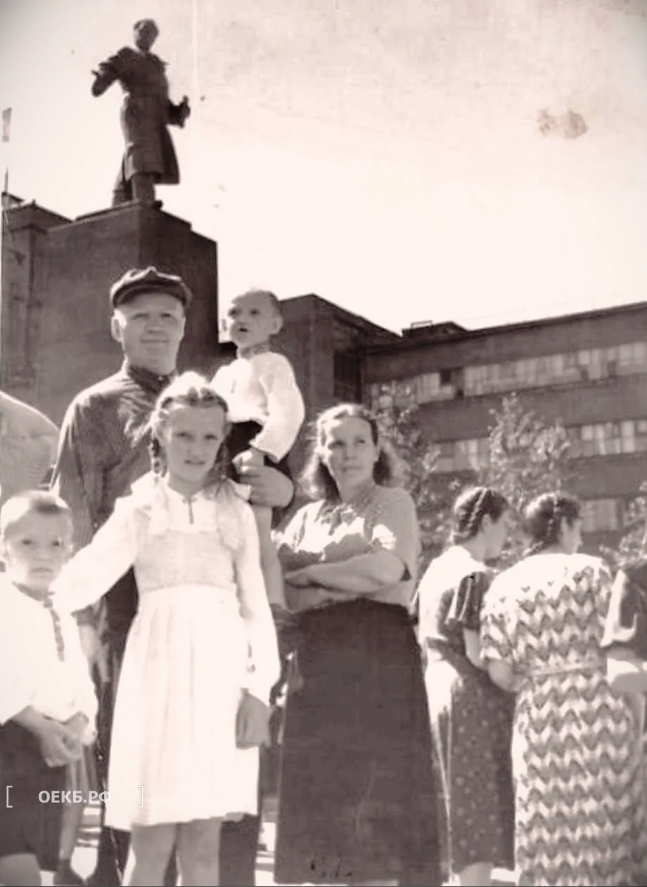 1955 - Кировский - Свердловск. Открытие памятника Г.К.Орджоникидзе - ОЕКБ.РФ