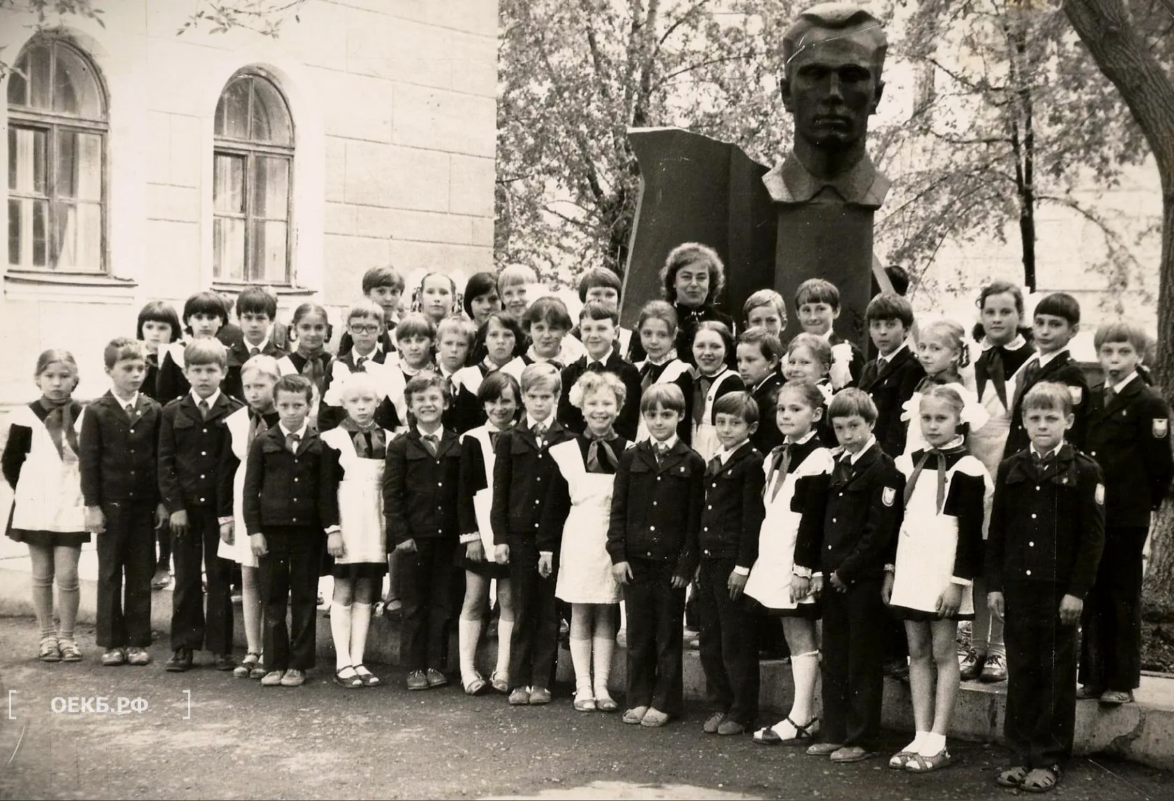 1981 - Орджоникидзевский - Свердловск. Памятник Герою Советского Союза разведчику Н.И. Кузнецову возле средней школы № 72 - ОЕКБ.РФ