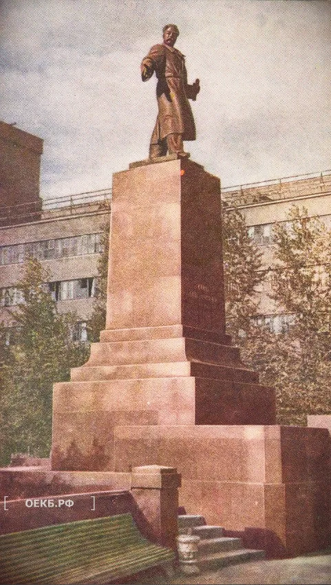 1960 - Кировский - Свердловск. Памятник Серго Орджоникидзе на площади имени Первой пятилетки - ОЕКБ.РФ