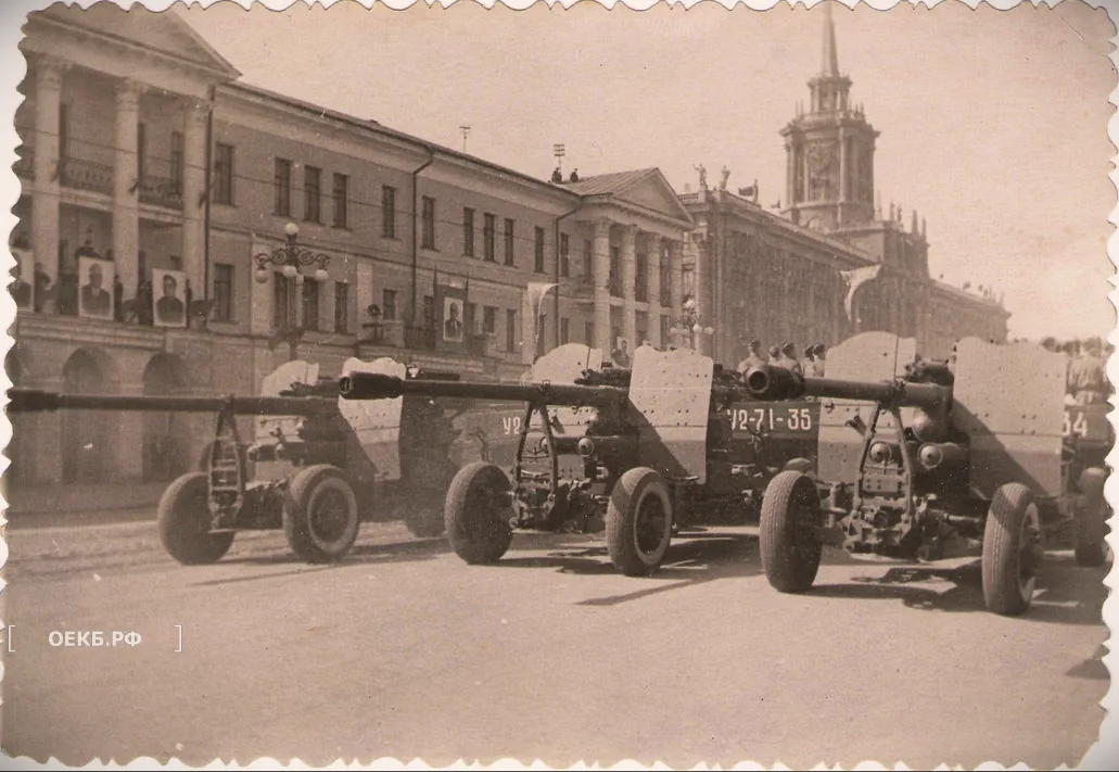 1955 - Октябрьский - Свердловск. Парад 9-го мая - ОЕКБ.РФ