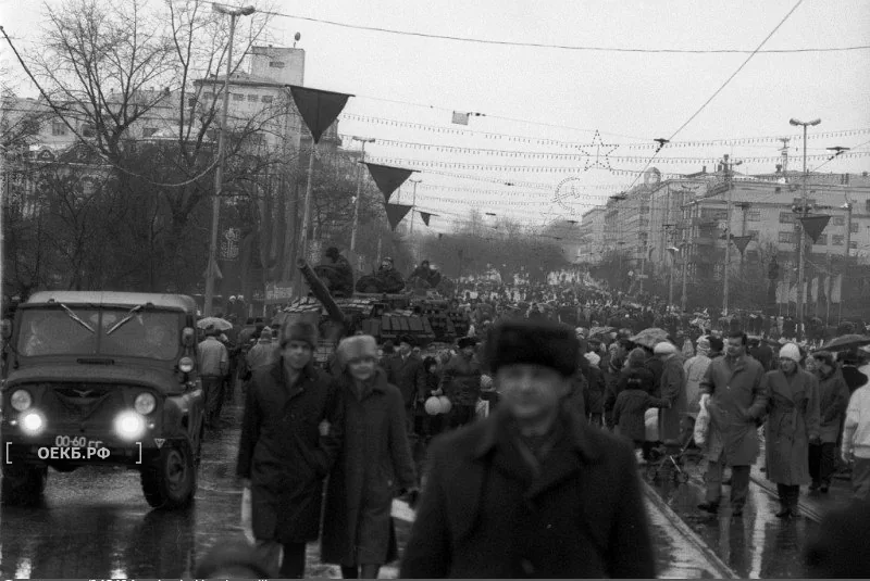  - Свердловск. Последняя демонстрация 7 ноября 1990 года в Свердловске - ОЕКБ.РФ