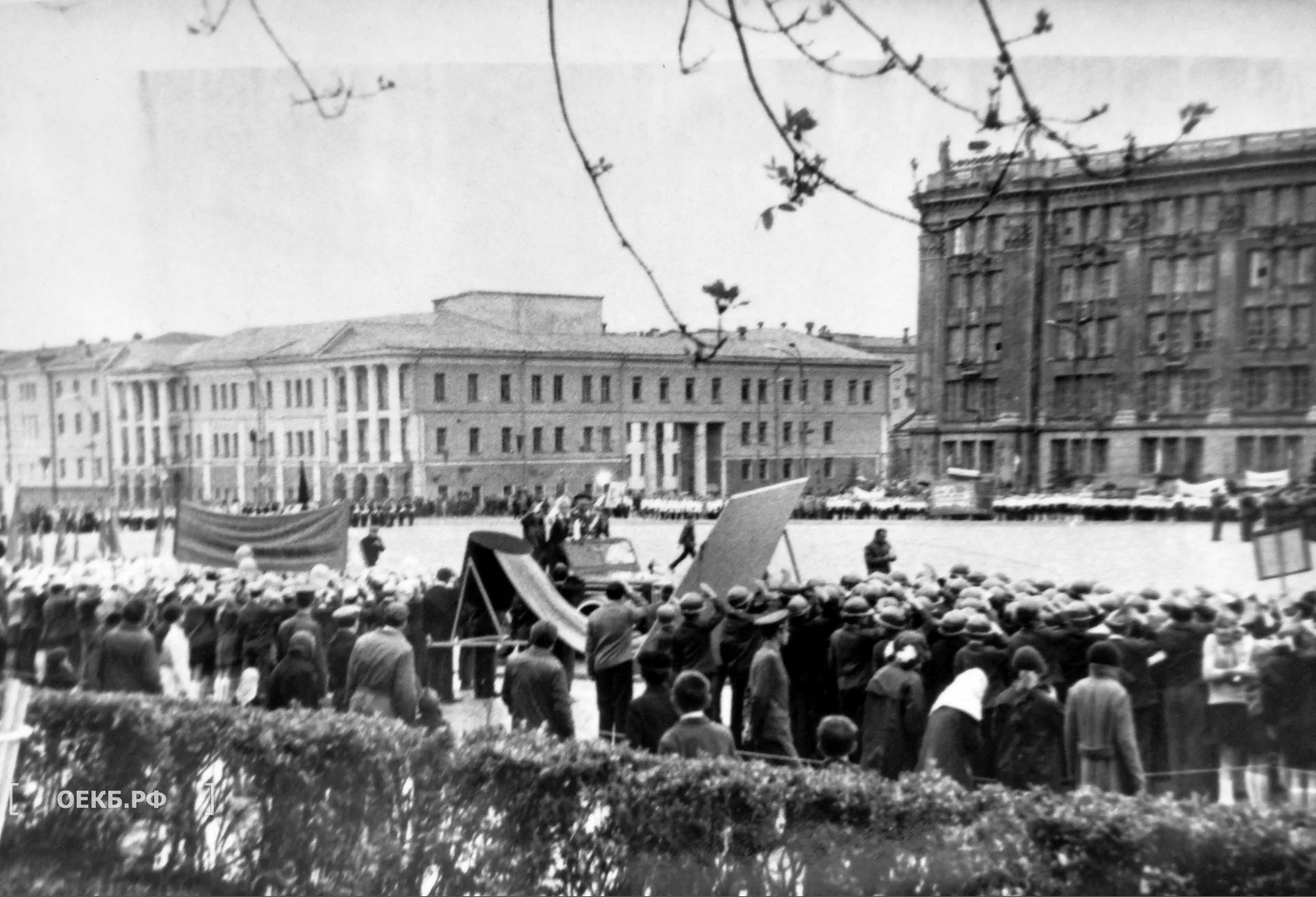  - Свердловск. Праздничное шествие на площади 1905 года - ОЕКБ.РФ