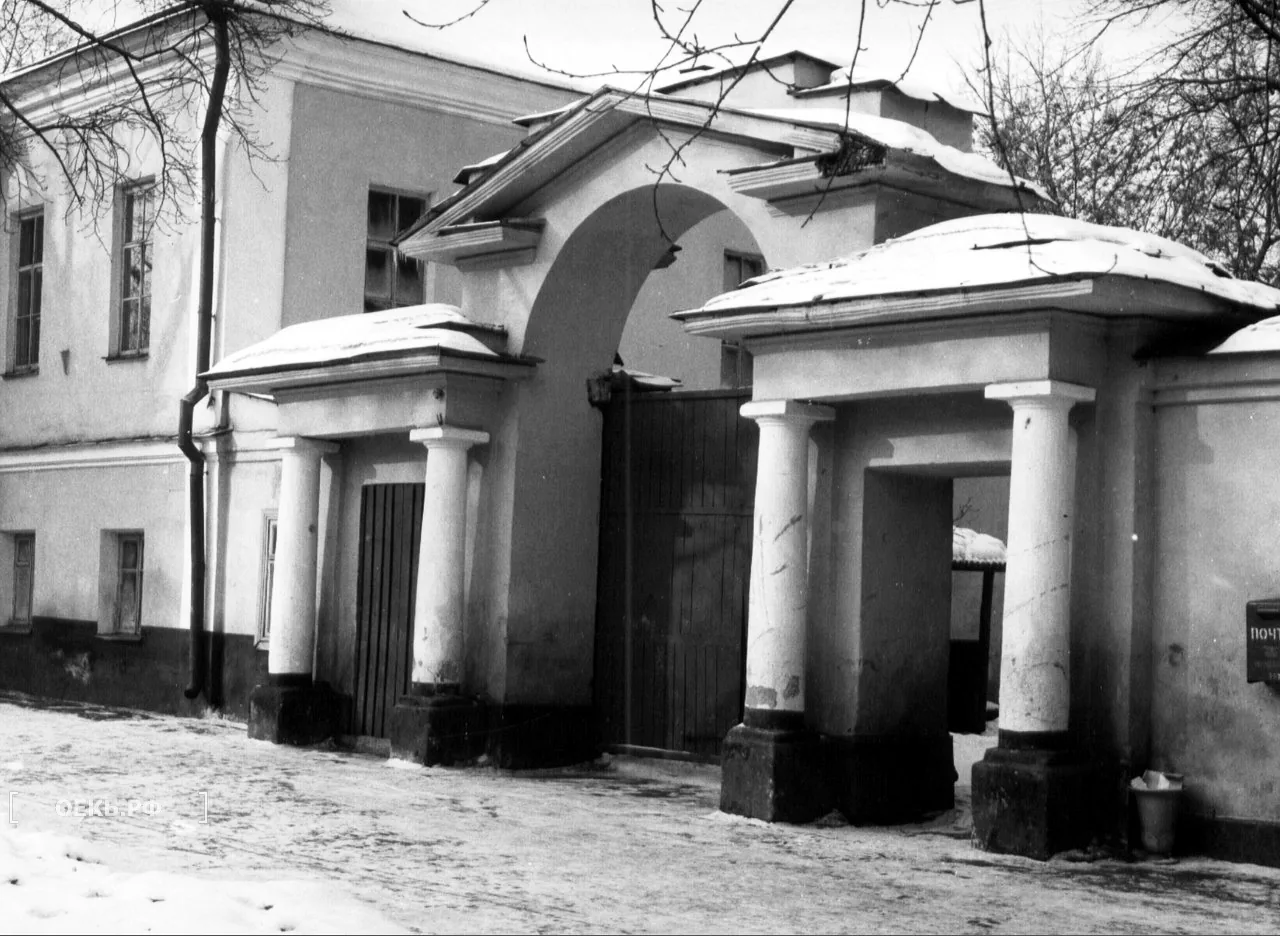 1980 - Кировский - Свердловск. Проспект Ленина, 11А. Жилой дом усадьбы И. В. Полкова. Ворота - ОЕКБ.РФ
