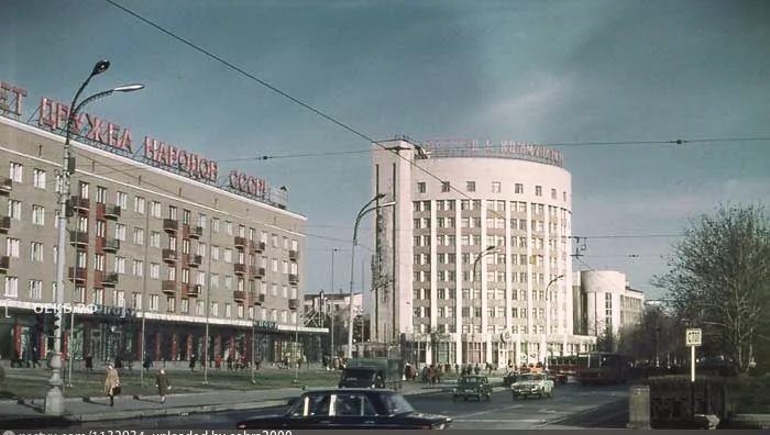 1981 - Владислав Занкович - Свердловск. Проспект Ленина. Магазин "Спорт" и гостиница "Исеть" - ОЕКБ.РФ