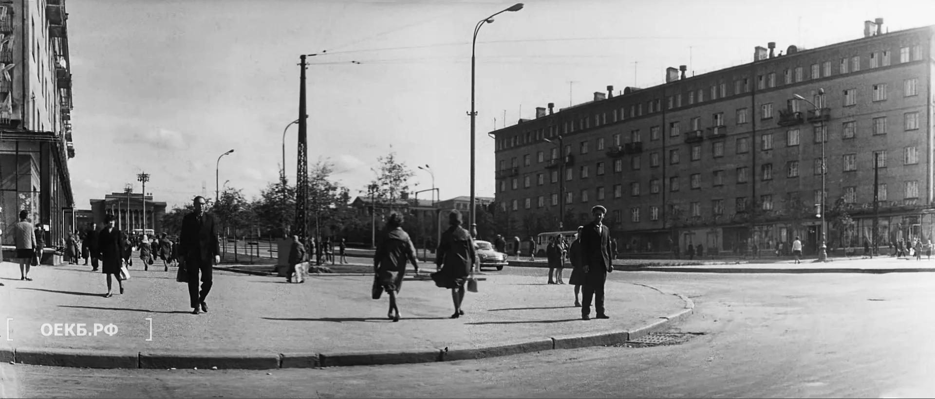 1971 - Октябрьский - Свердловск. Проспект Ленина, перекрёсток с улицей Гагарина - ОЕКБ.РФ
