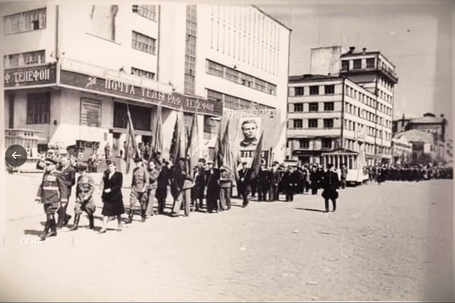 1949 - Владислав Занкович - Свердловск. Шествие колонны на первомайской демонстрации по улице Ленина - ОЕКБ.РФ