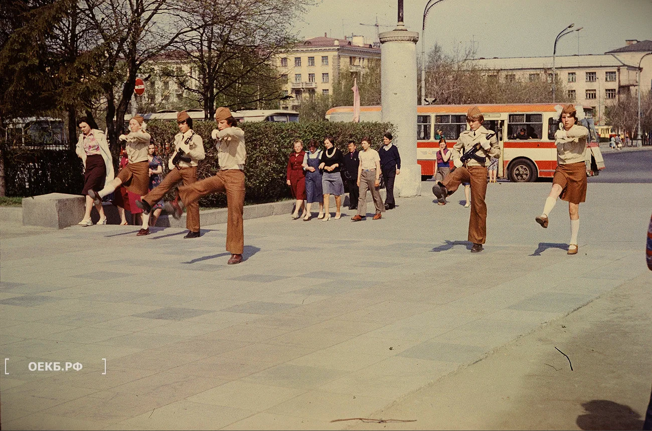 1977 - Кировский - Свердловск. Смена караула у Вечного огня на Площади Коммунаров - ОЕКБ.РФ