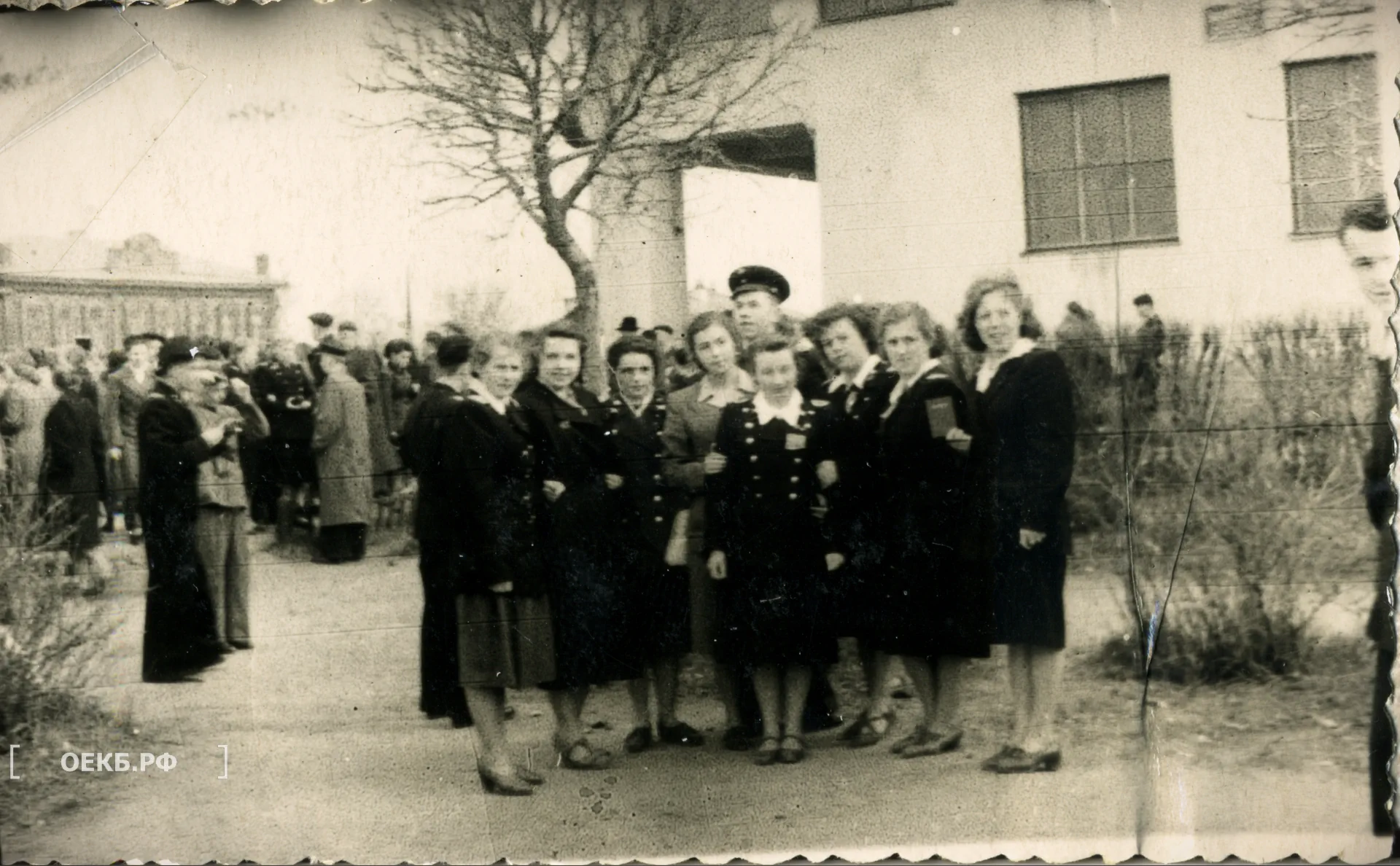 1953 - Ленинский - Свердловск, студенты на первомайской демонстрации возле корпуса УрГУ - ОЕКБ.РФ