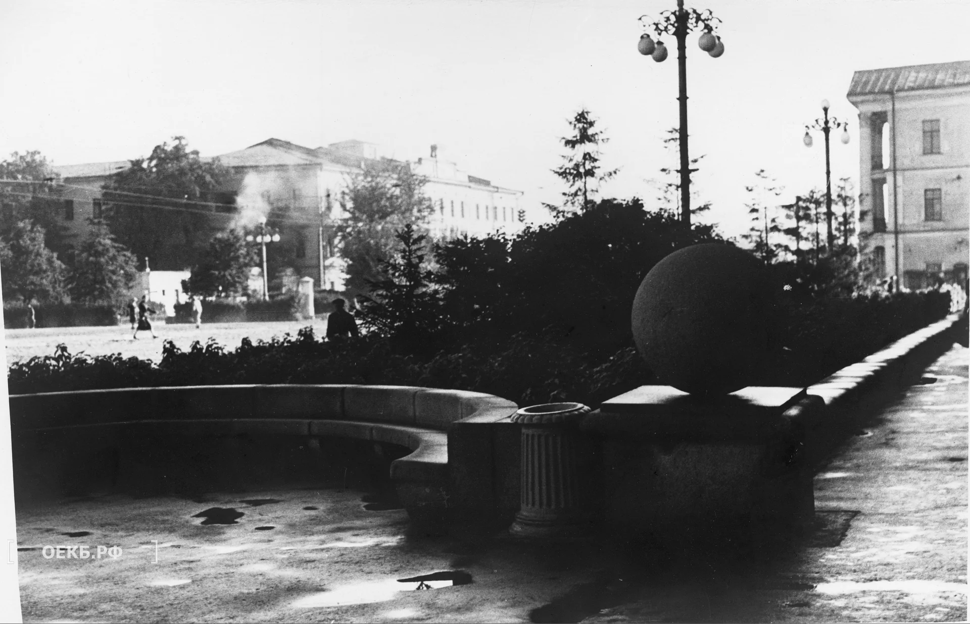 1950 - Октябрьский - Свердловск. У здания Горсовета - ОЕКБ.РФ