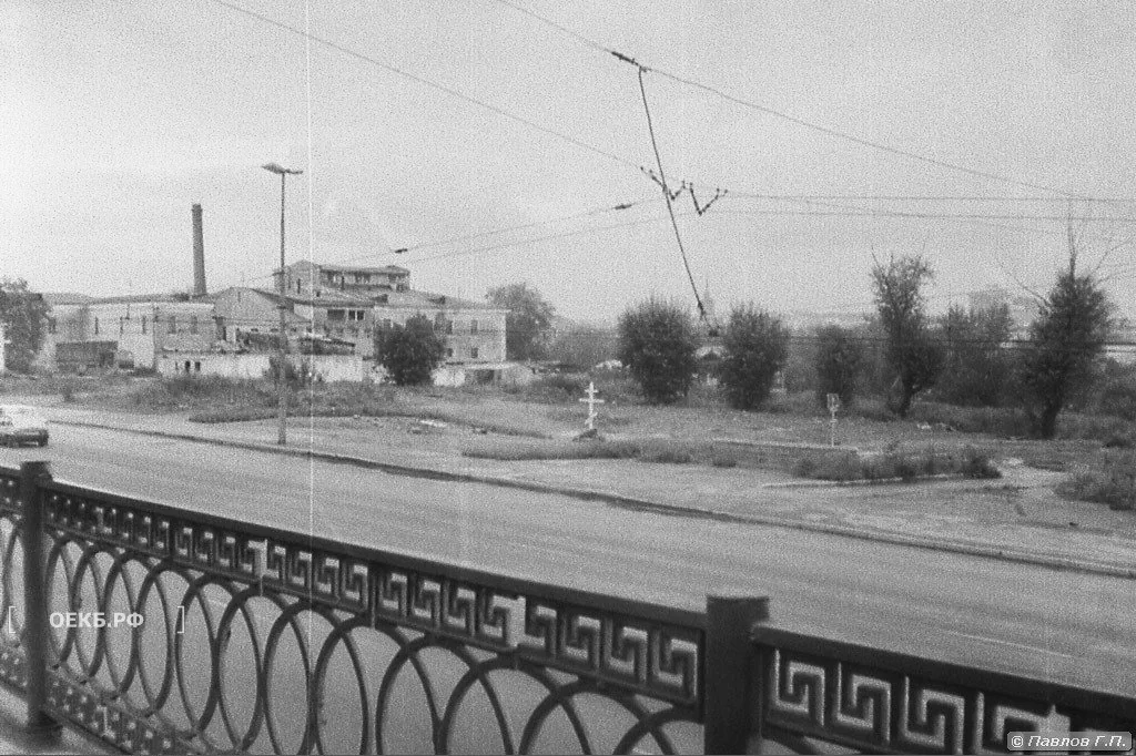 1991 - Октябрьский - Свердловск. Улица К. Либкнехта. Крест по убиенным Романовым - ОЕКБ.РФ