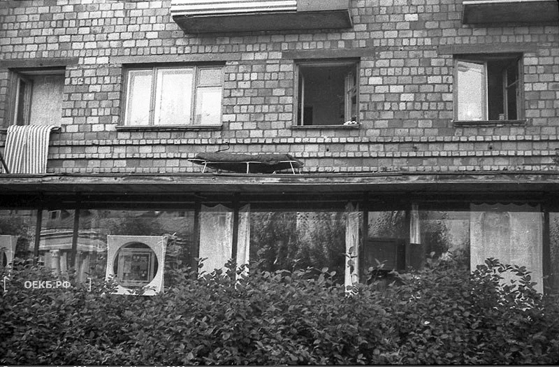 Свердловск. Улица Заводская, 12. На 1 этаже аптека и парикмахерская - ОЕКБ.РФ