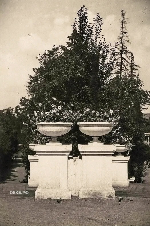 1940 - Октябрьский - Свердловск. Вазоны в парке дворца пионеров - ОЕКБ.РФ
