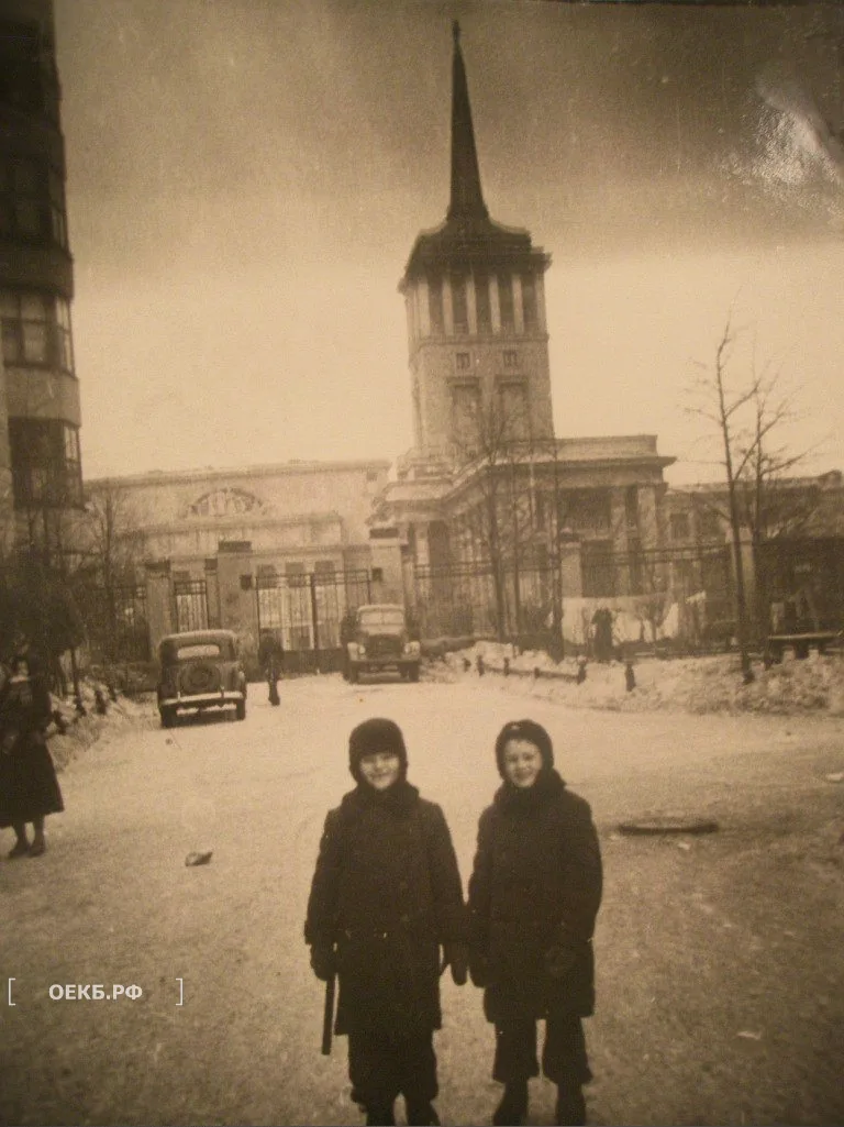 1960 - Октябрьский - Свердловск. Вид на Дом офицеров из двора Городка чекистов - ОЕКБ.РФ