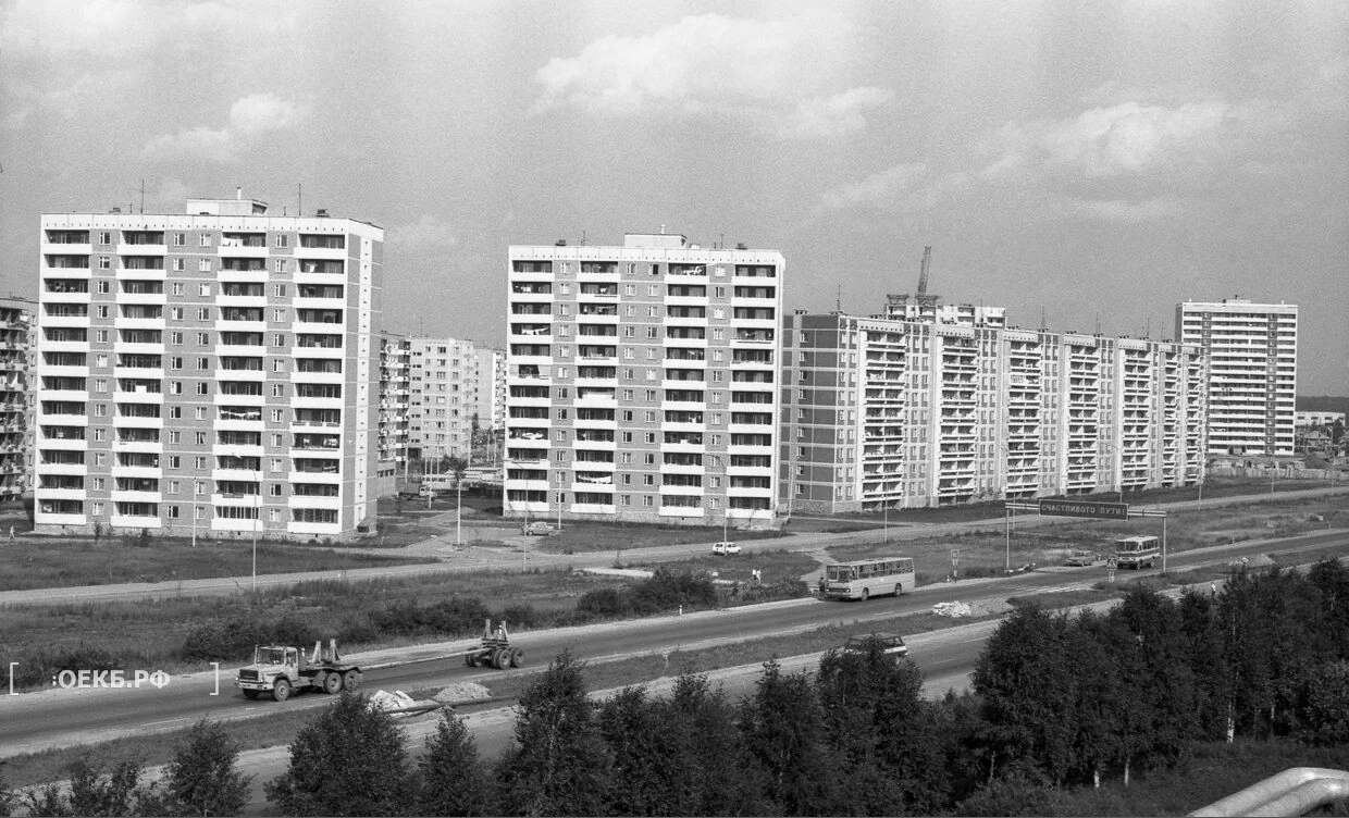 1975 - Ленинский - Свердловск. Вид на дублер Сибирского тракта, Сиреневый бульвар и улицу 40 лет Комсомола - ОЕКБ.РФ