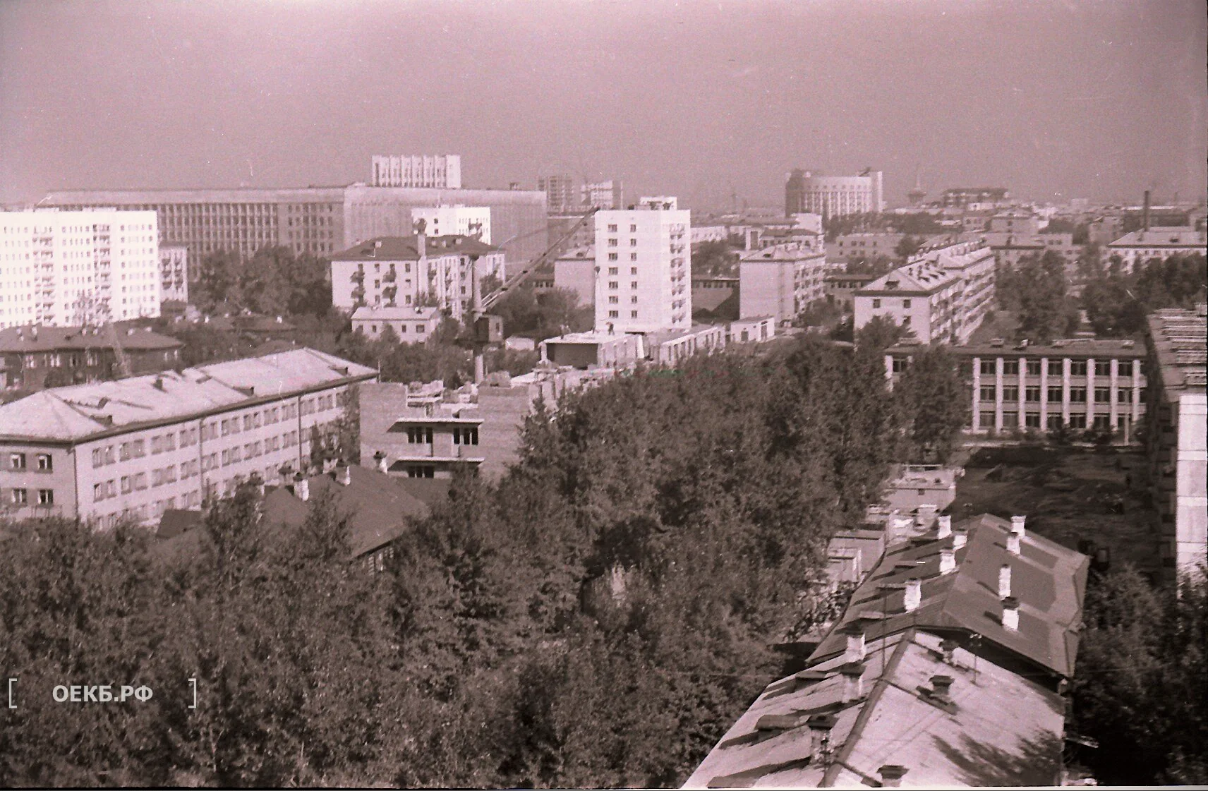 1973 - Владислав Занкович - Свердловск. Вид на город в сторону гостиницы "Исеть" из окна дома Карла Маркса, 60 - ОЕКБ.РФ