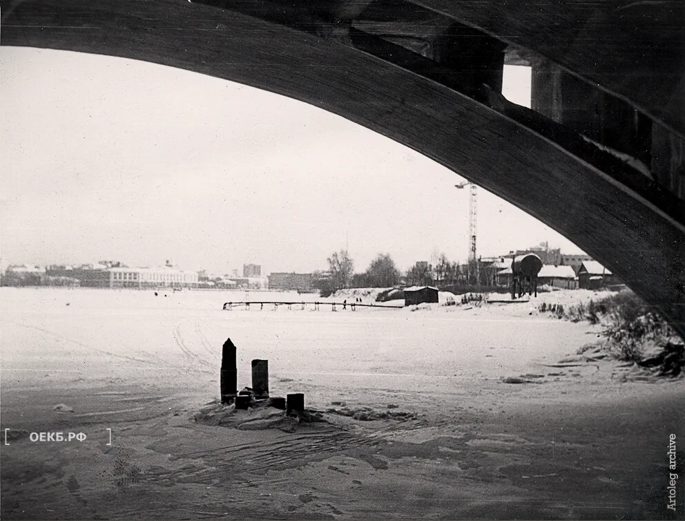 1980 - Кировский - Свердловск. Вид на правый берег Исети из-под Макаровского моста - ОЕКБ.РФ