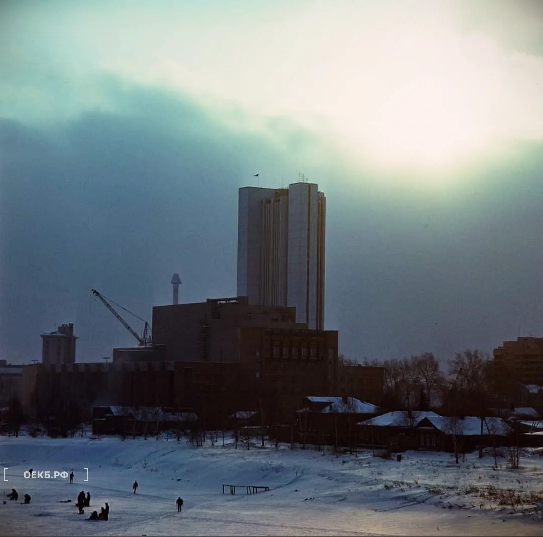 1988 - Кировский - Свердловск. Вид на театр драмы и здание правительства области - ОЕКБ.РФ