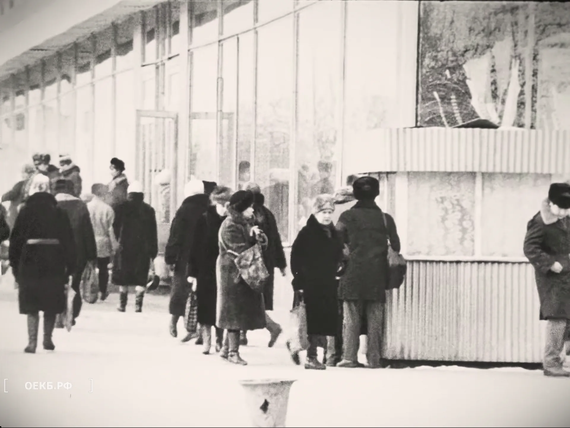 1983 - Октябрьский - Свердловск. Вход в магазин "Спорттовары" - ОЕКБ.РФ