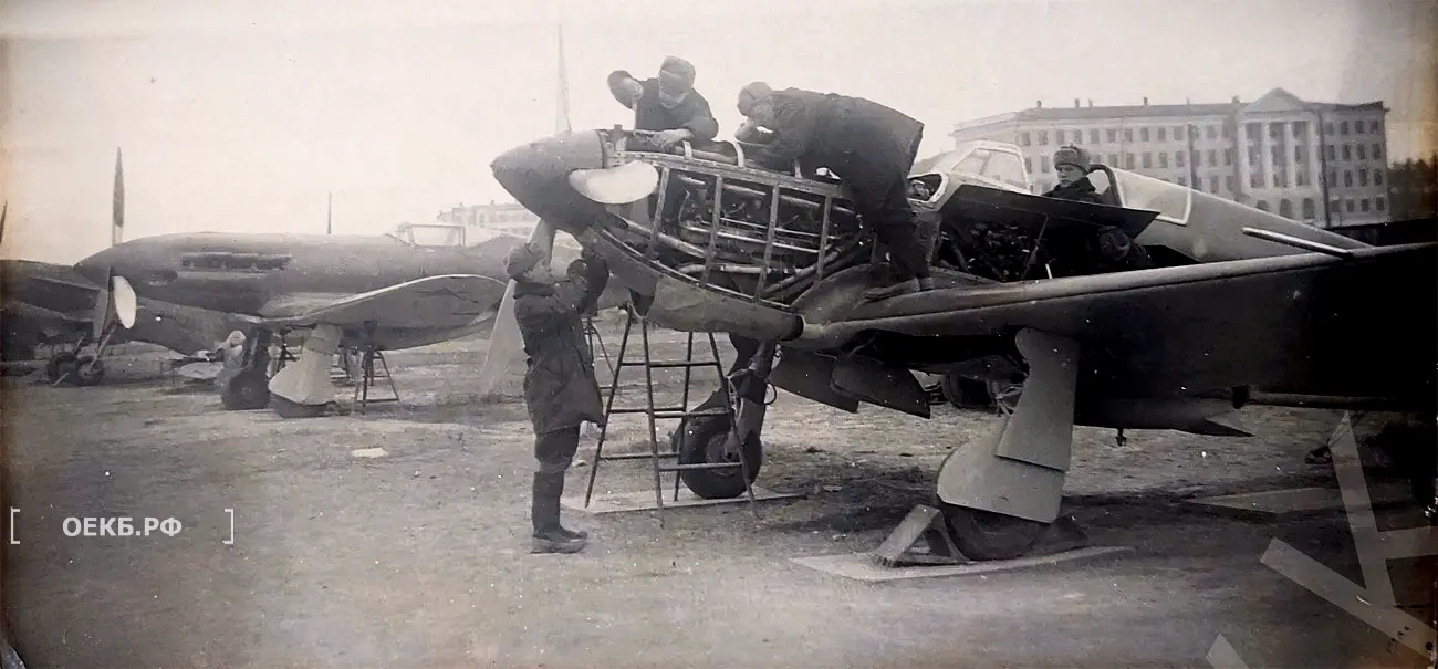 1942 - Октябрьский - Свердловск. Военные самолёты в районе перекрестка улиц Первомайской - Кузбасской (ныне Гагарина) - ОЕКБ.РФ