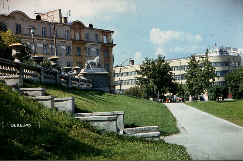 1976 - Октябрьский - Свердловск. Возле оперного театра. Вид на типографию "Уральский рабочий" - ОЕКБ.РФ