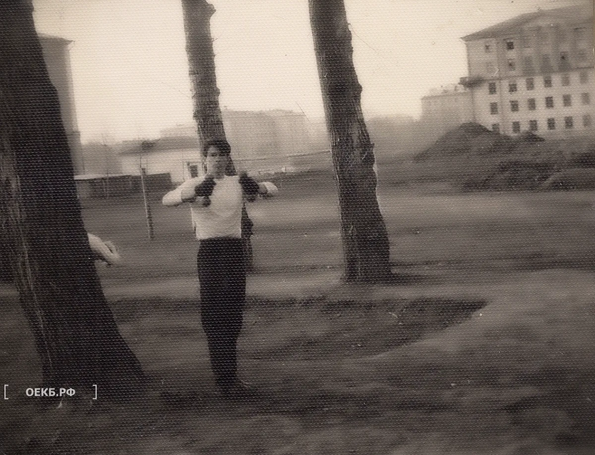 1965 - Ленинский - Свердловск. Занятия гимнастикой около общежития Свердловского Горного Института - ОЕКБ.РФ