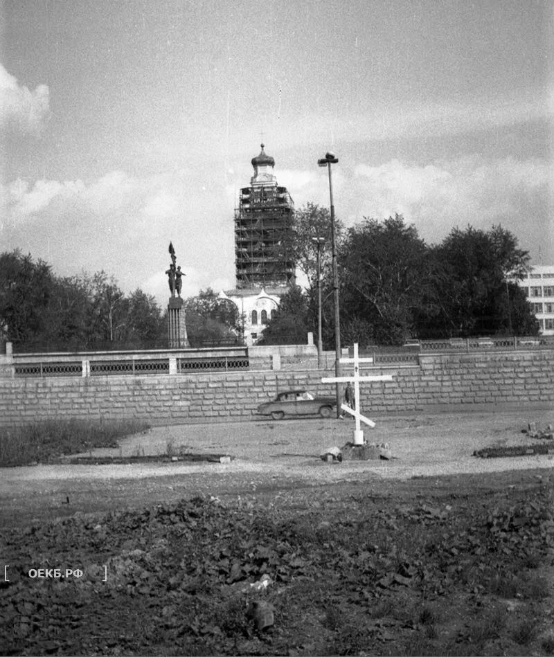 1991 - Владислав Занкович - Вид на Вознесенскую горку. Крест на месте Ипатьевского дома - ОЕКБ.РФ