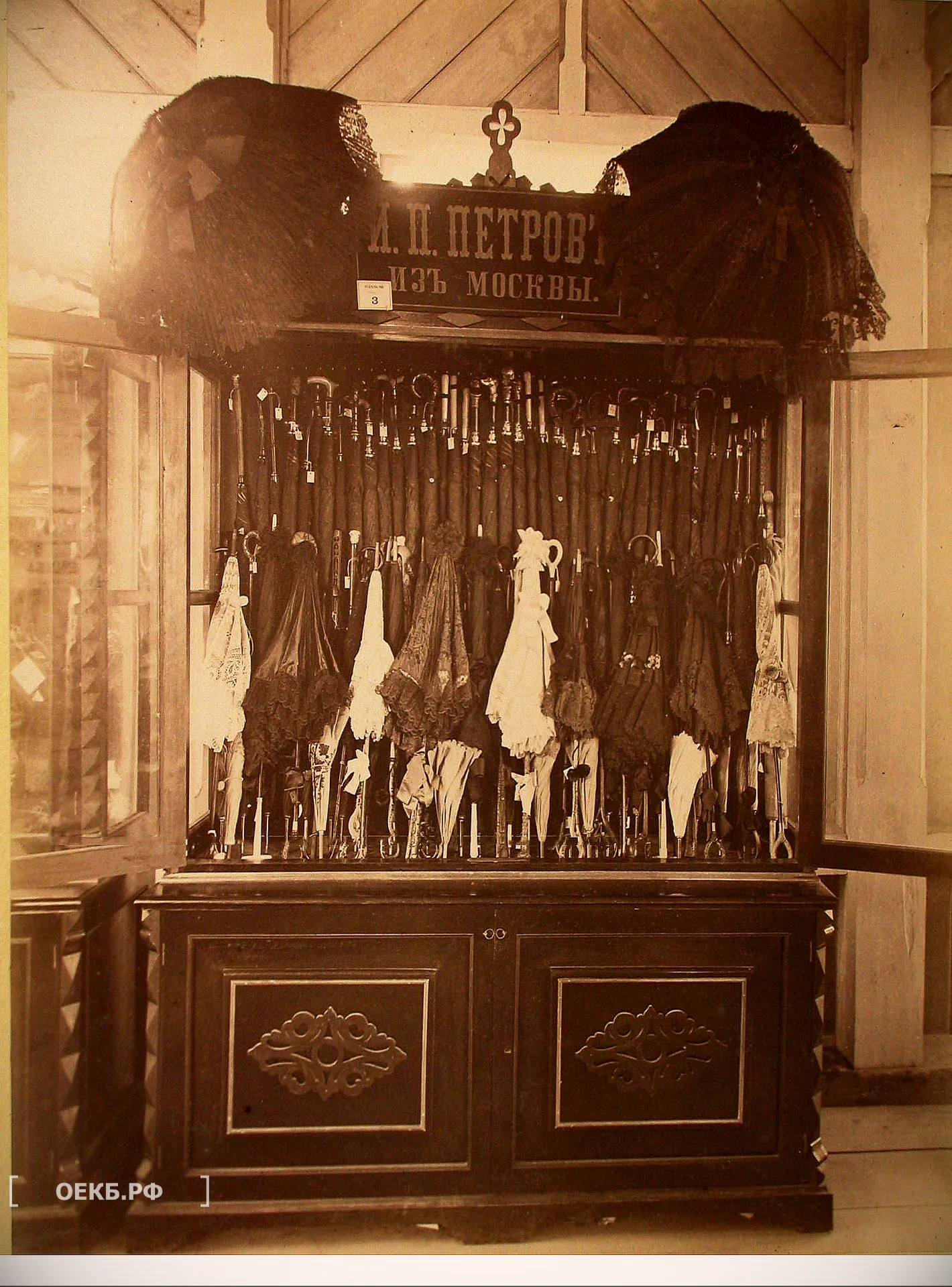 1887 - Октябрьский - Выставка 1887 года. Витрина с изделиями товарищества И.П. Петрова (Москва) в Ввозном отделе выставки - ОЕКБ.РФ